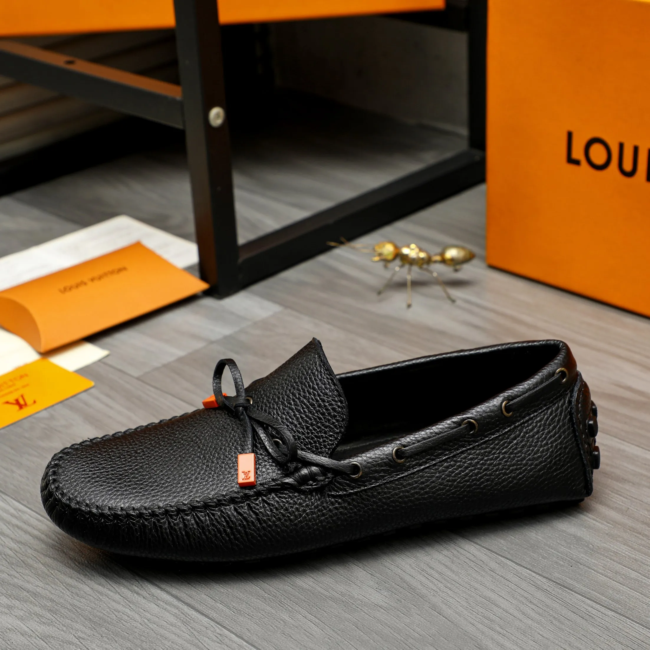 Men's shoes 💰420 Product trademark: LV "Louis Vuitton" casual slip-on shoes Regular size: 38-46 (45.46 custom-made, non-returnable) Product materials: Selected pebbled cowhide upper, sheepskin lining, original bean outsole